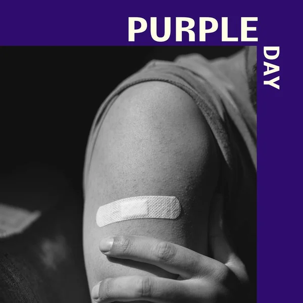 Imagen Texto Del Día Púrpura Sobre Hombre Afroamericano Con Vendaje — Foto de Stock