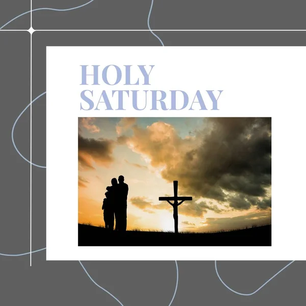 日没時の曇りの空と聖なる土曜日のテキストとのクロスによって立ってシルエットの家族の複合体 コピースペース 一緒に キリスト教 レンタルシーズンの終わり 伝統と記念 — ストック写真