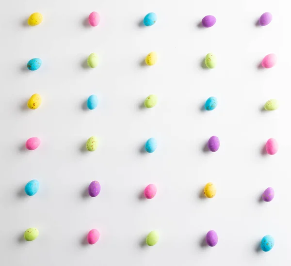 Imagem Ovos Páscoa Multicoloridos Com Espaço Cópia Sobre Fundo Branco — Fotografia de Stock