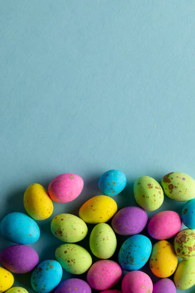 Εικόνα Από Πολύχρωμα Πασχαλινά Αυγά Χώρο Αντιγραφής Μπλε Φόντο Πάσχα — Φωτογραφία Αρχείου