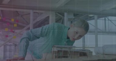 Kafkas kadın mimarı üzerinde çalışan istatistiksel veri işleme animasyonu. Mimarlık mühendisliği ve iş veri teknolojisi kavramı