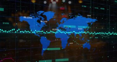 Işıklandırılmış caddede hareket eden araçların yüksek açılı görüntüsü üzerinden grafiklerin, sayıların ve haritaların animasyonu. Dijital bileşik, çoklu pozlama, küresel, rapor, iş, ulaşım, gece, teknoloji.