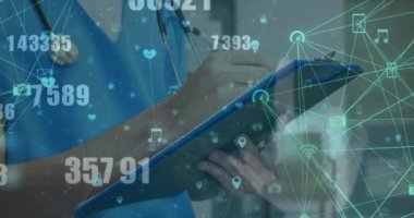 Erkek doktor yazıları üzerine finansal veri işleme animasyonu. Küresel tıp, işletme, finans, hesaplama ve veri işleme kavramı dijital olarak oluşturulmuş video.