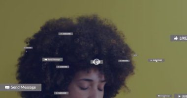 Afro-Amerikan kadın gülümsemesi karşısında yüzen sosyal medya simgelerinin canlandırılması. Sosyal medya ağı ve iş teknolojisi kavramı