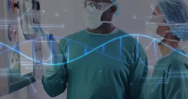 Çeşitli kadın ve erkek cerrahlar üzerinde DNA ipliği ve işleme verilerinin animasyonu tartışılıyor. Dijital olarak üretilen tıbbi ve sağlık hizmetleri kavramı.