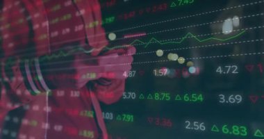 Akıllı telefon kullanan bir adamın orta kesiminde borsa veri işleme animasyonu. Küresel ekonomi ve iş teknolojisi kavramı