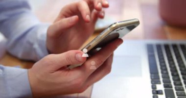 Ofiste akıllı telefon kullanan bir adamın orta kısmında yüzen profil simgelerinin canlandırması. Sosyal medya ağı ve iş teknolojisi kavramı