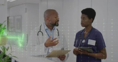 Afro-Amerikan kadın ve erkek doktorların hastanede konuşmaları hayati belirtileri gösteriyor. Dijital olarak üretilen tıbbi ve sağlık hizmetleri kavramı.