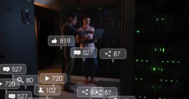 Sunucu odasında dizüstü bilgisayar kullanan çeşitli erkek ve kadın mühendisler üzerinde sosyal medya simgelerinin canlandırılması. Sosyal medya ağı ve iş veri depolama teknolojisi kavramı