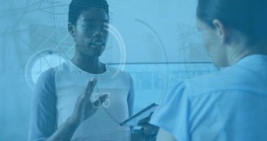 Ofiste dijital tablet üzerinde tartışan iki farklı kadının veri işleme animasyonu. Bilgisayar arayüzü ve iş veri teknolojisi kavramı