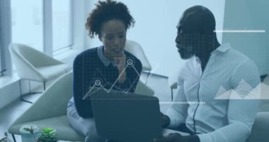 Afrika kökenli Amerikalı iş arkadaşlarının laptopta raporları tartışırken birden fazla grafik animasyonu. Dijital bileşik, çoklu pozlama, iş, takım çalışması, iletişim ve teknoloji kavramı.