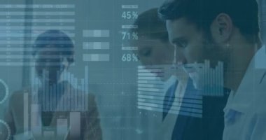 Ofiste dizüstü bilgisayarda çalışan çeşitli iş arkadaşlarının bilgi arayüzü animasyonu. Dijital bileşik, çoklu pozlama, rapor, iş dünyası, küresel, takım çalışması, ilerleme ve teknoloji kavramı.