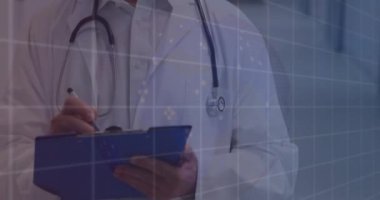 Kafkas erkek doktorun gülümsemesi üzerine veri işleme animasyonu. Küresel tıp, bilgisayar ve veri işleme kavramı dijital olarak oluşturulmuş video.