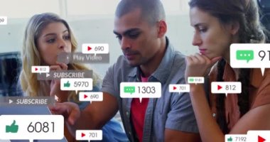 Bildirim simgelerinin canlandırılması ve dizüstü bilgisayar üzerinden plan yapan çeşitli iş arkadaşlarının numaraları değiştirilmesi. Dijital bileşik, çoklu pozlama, ofis, takım çalışması, sosyal medya ve teknoloji kavramı.