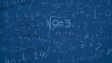 Mavi zemin üzerinde yüzen matematiksel denklemlerin ve diyagramların animasyonu. Okul ve eğitim teknolojisi kavramı