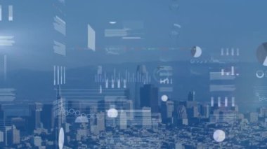 Dağlara karşı modern şehrin havadan görüntüsü üzerinden birden fazla grafik ve verinin animasyonu. Dijital bileşik, çoklu pozlama, rapor, iş yeri, binalar, mimari ve teknoloji kavramı.