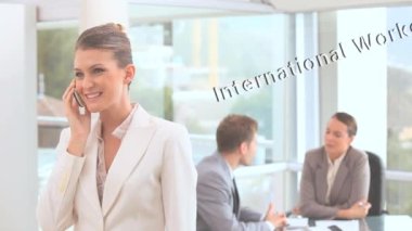 Uluslararası İşçi Günü metinlerinin animasyonu Kafkasyalı iş adamlarını ofise taşıyor. Küresel iş ve dijital arayüz kavramı dijital olarak oluşturulmuş video.