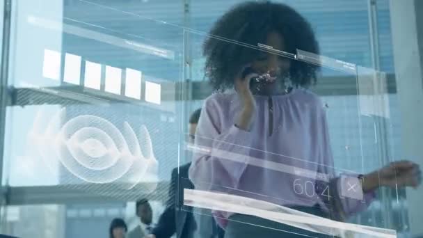 オフィスでスマートフォンで話すアフリカ系アメリカ人女性に対するデータ処理のアニメーション コンピュータ インターフェースとビジネス技術の概念 — ストック動画