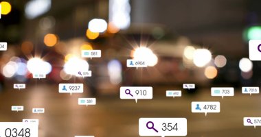 Konuşma baloncukları üzerinde sosyal medya simgeleri, metin ve numaraların kompozisyonu. Küresel sosyal medya, veri işleme, bağlantılar ve ağlar konsepti dijital olarak oluşturuldu.