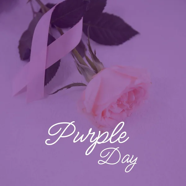 てんかん紫色のリボンで白いバラの上に紫色の日のテキストの画像 紫の日とお祝いのコンセプトデジタル生成画像 — ストック写真