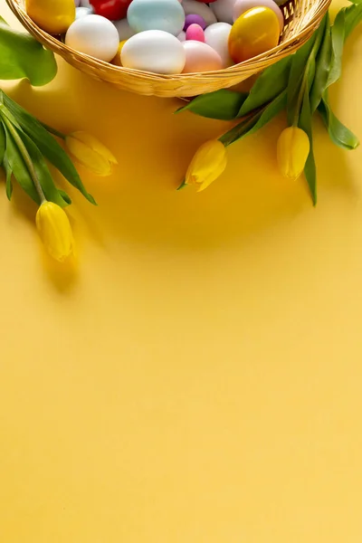 Εικόνα Από Πολύχρωμα Πασχαλινά Αυγά Καλάθι Κίτρινες Τουλίπες Και Αντίγραφο — Φωτογραφία Αρχείου