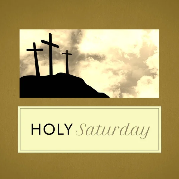 曇り空の山の十字架とベージュの背景の聖なる土曜日のテキストの複合体 コピースペース キリスト教 レンタルシーズンの終わり 伝統と記念コンセプト — ストック写真