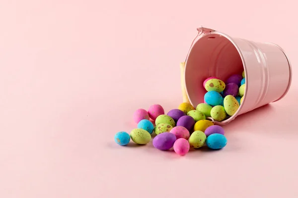 Imagem Ovos Páscoa Multicoloridos Balde Rosa Com Espaço Cópia Sobre — Fotografia de Stock