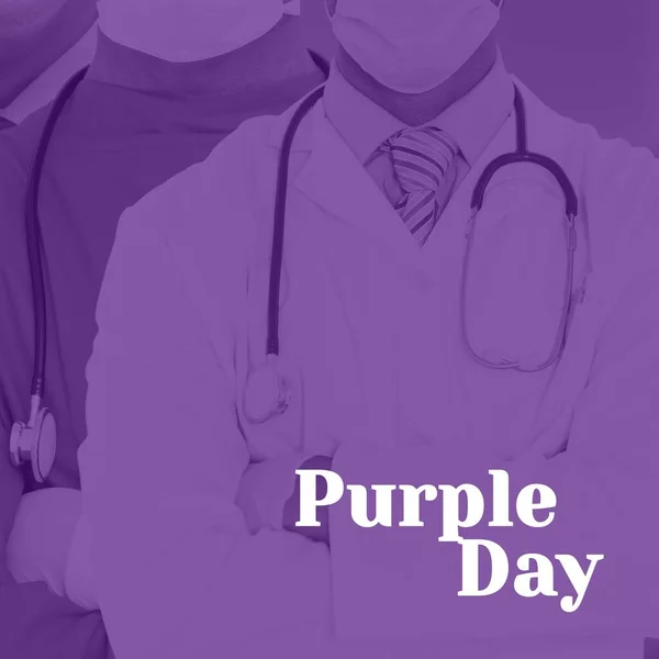 顔のマスクを持つ白人男性医師以上の紫色の日のテキストの画像 紫の日とお祝いのコンセプトデジタル生成画像 — ストック写真