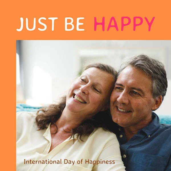 코카서스 커플을 포용하는 국제적 행복의 이미지 국제적 행복의 그리고 디지털로 — 스톡 사진