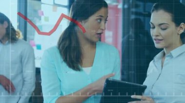 Tablet kullanan beyaz iş kadınının finansal veri işleme animasyonu. Küresel iş, finans, hesaplama ve veri işleme kavramı dijital olarak oluşturulmuş video.