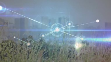 Şehir manzarasına karşı bağlantı ağının animasyonu ve parlayan mavi ışık yolları. Küresel ağ ve iş teknolojisi kavramı