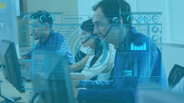 Ofisteki telefon kulaklığıyla konuşan beyaz bir kadının veri işleme arayüzünün animasyonu. Küresel ağ ve iş teknolojisi kavramı