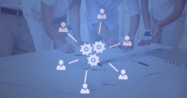 Çeşitli iş adamları üzerinden ikonlar ve veri işleme bağlantılarının animasyonu. Küresel iş, finans, hesaplama ve veri işleme kavramı dijital olarak oluşturulmuş video.