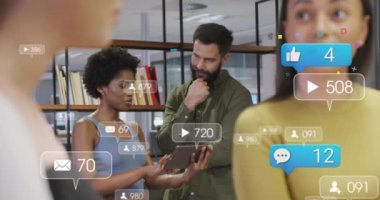 Ofiste dijital tablet üzerinde tartışan çeşitli erkek ve kadınların sosyal medya simgelerinin canlandırılması. Sosyal medya ağı ve iş teknolojisi kavramı