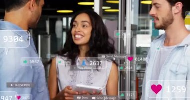 Ofisteki dijital tablet üzerinde tartışan çeşitli meslektaşlar üzerine sosyal medya simgelerinin canlandırılması. Sosyal medya ağı ve iş teknolojisi kavramı