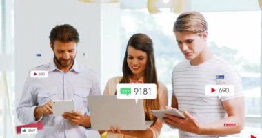 Ofisteki elektronik cihazlar kullanılarak farklı meslekdaşlar üzerinde sosyal medya simgelerinin canlandırılması. Sosyal medya ağı ve iş teknolojisi kavramı