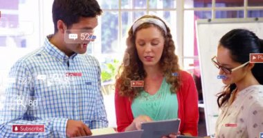 Ofisteki dijital tablet üzerinde tartışan çeşitli meslektaşlar üzerine sosyal medya simgelerinin canlandırılması. Sosyal medya ağı ve iş teknolojisi kavramı