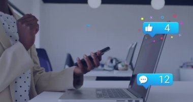 Ofiste akıllı telefon kullanan bir iş kadınının orta bölümündeki sosyal medya simgelerinin canlandırılması. Sosyal medya ağı ve iş teknolojisi kavramı