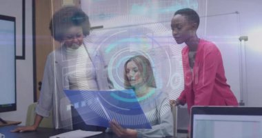 Ofiste tartışan üç farklı kadın üzerinde yuvarlak tarayıcı ve veri işleme animasyonu. Bilgisayar arayüzü ve iş veri teknolojisi kavramı