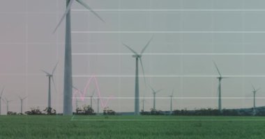 Çayırlarda gri gökyüzüne karşı dönen yel değirmenlerinin istatistiksel veri işleme sistemi. İş verileri ve yenilenebilir enerji teknolojisi kavramı