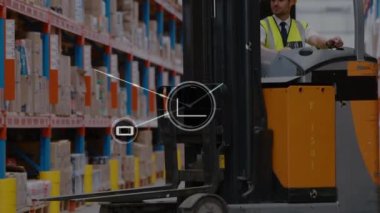 Beyaz erkek işçilerin depoda forklift kullanması üzerine dijital simge ağının animasyonu. Küresel ağ ve lojistik iş teknolojisi kavramı