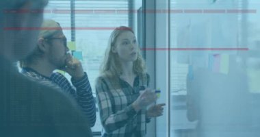 Çeşitli kadın üzerinde çizgilerin animasyonu iş arkadaşlarına beyaz tahta üzerinden stratejileri açıklıyor. Dijital bileşik, çoklu pozlama, planlama, ofis, iş, takım çalışması ve teknoloji konsepti.