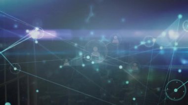 Bilgisayar sunucu odasındaki profil simgelerinin ve parlayan ışık izlerinin animasyonu. Küresel ağ ve iş veri depolama teknolojisi kavramı