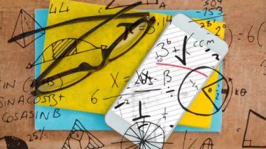 Akıllı telefon, gözlük ve zarflar üzerinden matematik denklemlerinin animasyonu. Küresel eğitim ve öğrenme kavramı dijital olarak oluşturulmuş video.