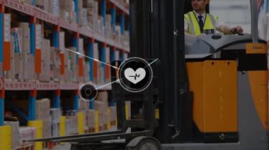 Beyaz erkek işçilerin depoda forklift kullanması üzerine dijital simge ağının animasyonu. Küresel ağ ve lojistik iş teknolojisi kavramı