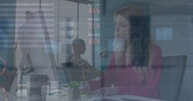 Ofiste not alan beyaz kadın hakkında istatistiksel veri işleme animasyonu. İş veri teknolojisi kavramı