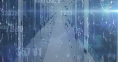 Sunucu odasındaki ışık noktasına karşı sayıların ve dijital simge ağının animasyonu. Küresel ağ ve iş veri depolama teknolojisi kavramı