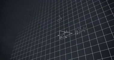 Matematiksel denklemlerin animasyonu şebeke ağının üzerinde siyah arkaplana karşı yüzüyor. Okul ve eğitim kavramı