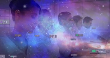 Çeşitli iş adamları üzerinden ikonlar ve veri işleme bağlantılarının animasyonu. Küresel iş, finans, hesaplama ve veri işleme kavramı dijital olarak oluşturulmuş video.