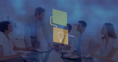 Ofisteki beyaz tahta üzerinde tartışan farklı iş adamlarının simge ağının animasyonu. Küresel ağ ve iş teknolojisi kavramı